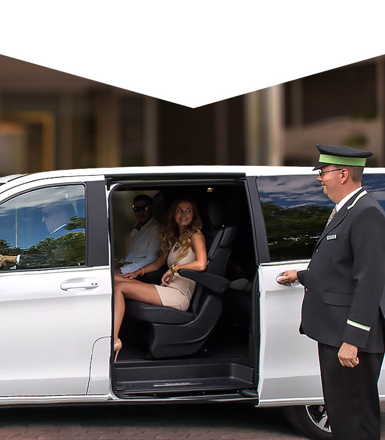 Prémové taxi a pasažerka ve voze